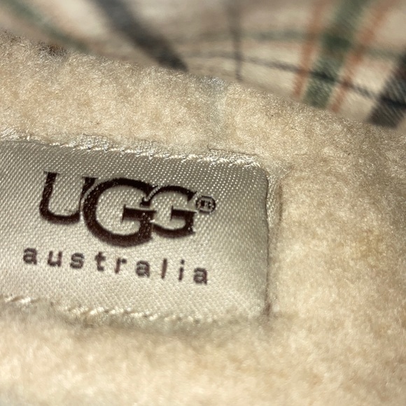 UGG light brown with waffle suede mid ankle boot. - Picture 4 of 7